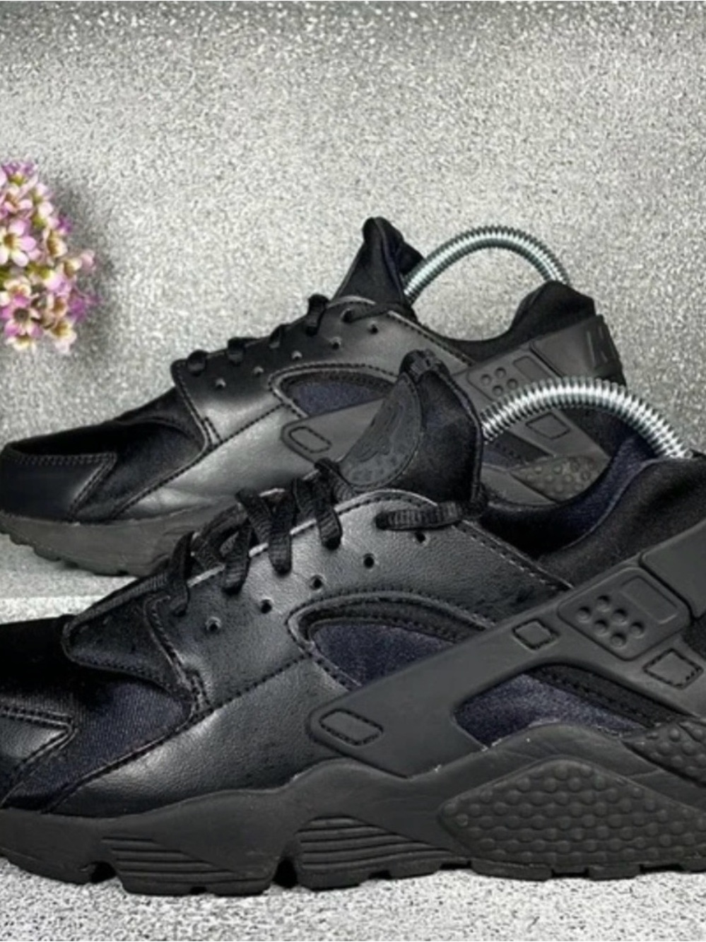 BRAND NEW NIKE HUARACHE ALL BLACK SIZE 5.5Y